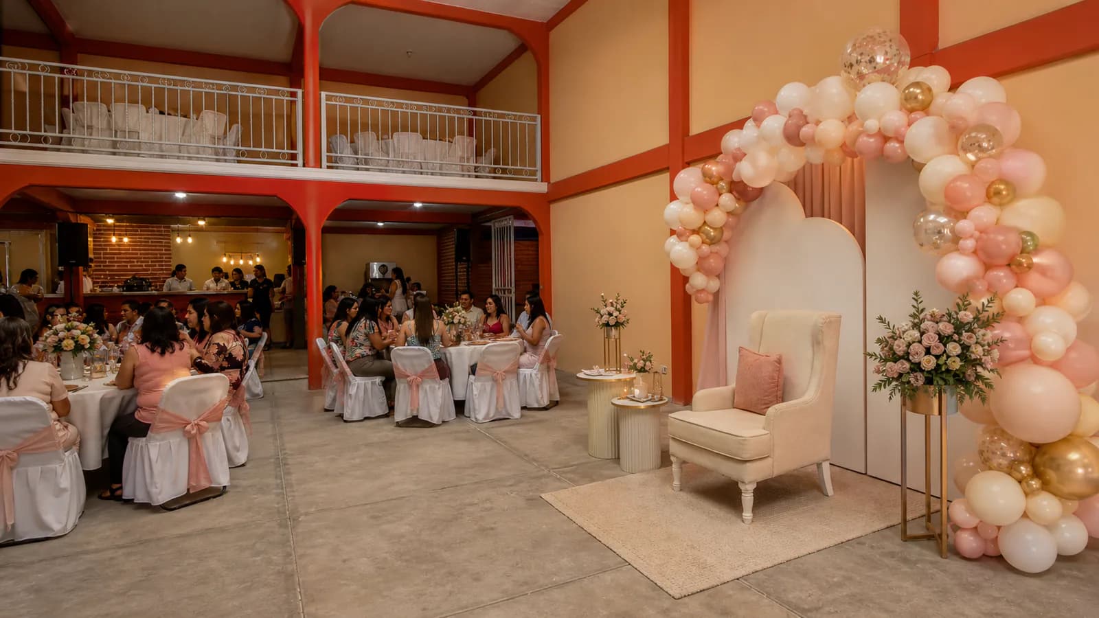 Baby shower: arco rosa empolvado en el Salón Campeche
