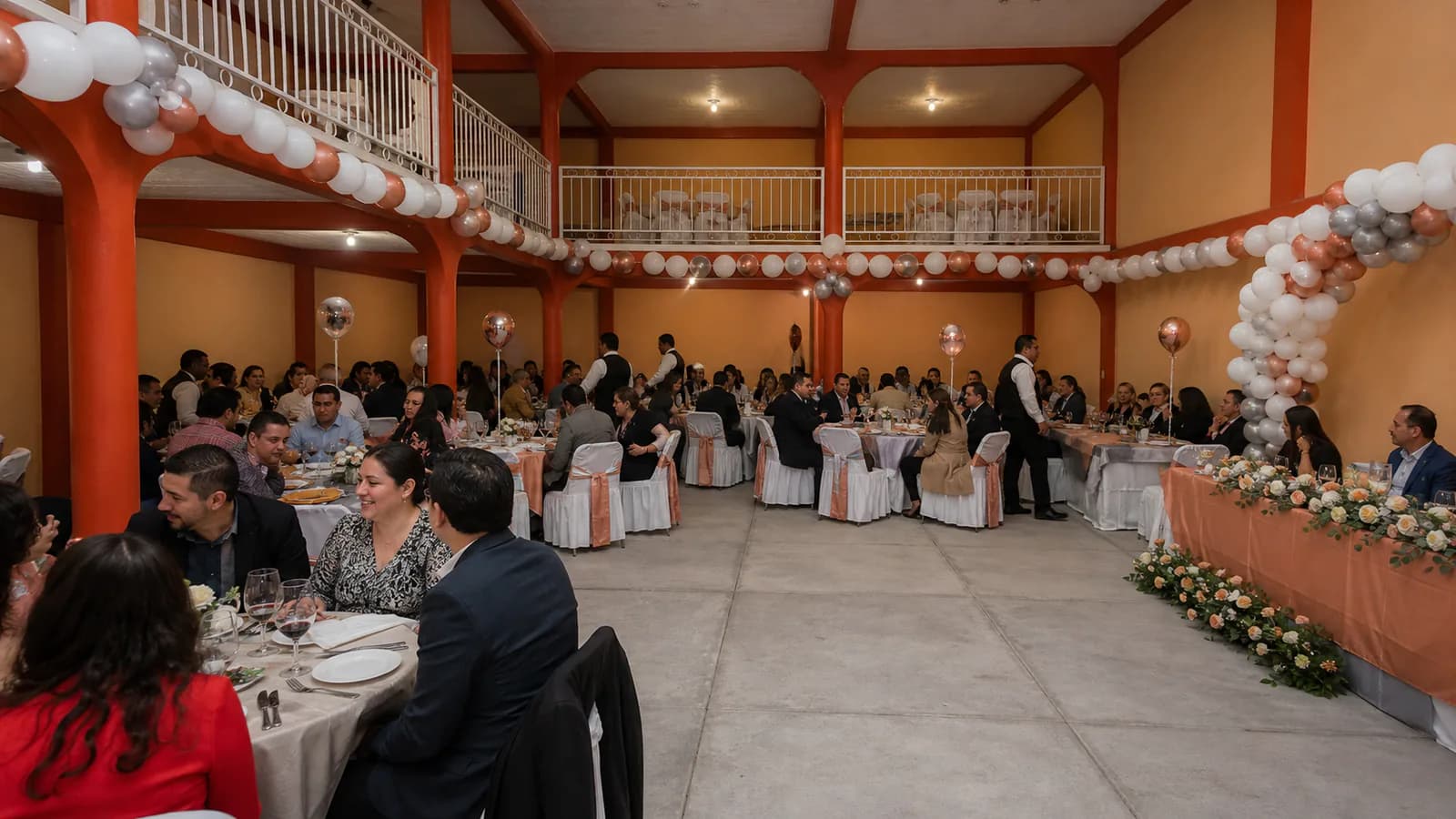 Eventos corporativos: cena empresa en el Salón Campeche