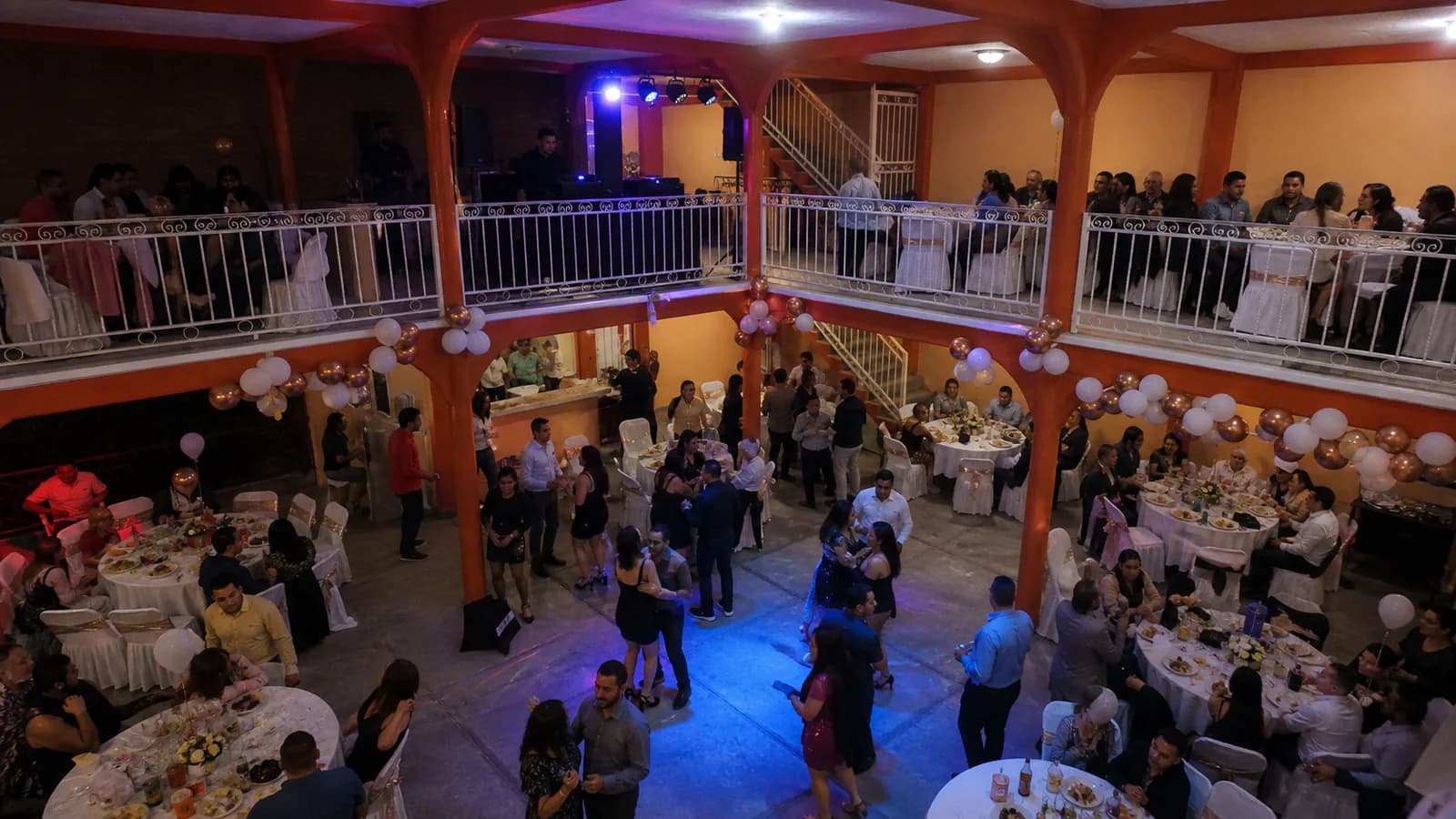Cumpleaños de adultos: vista elevada fiesta en el Salón Campeche