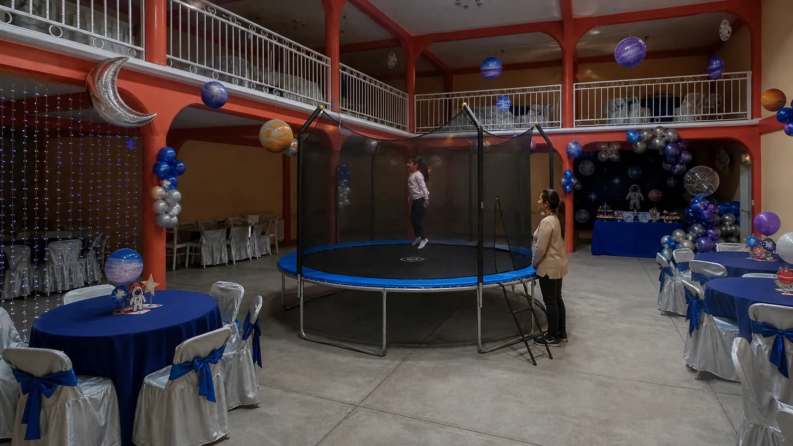 Cumpleaños infantiles: trampolín espacio en el Salón Campeche