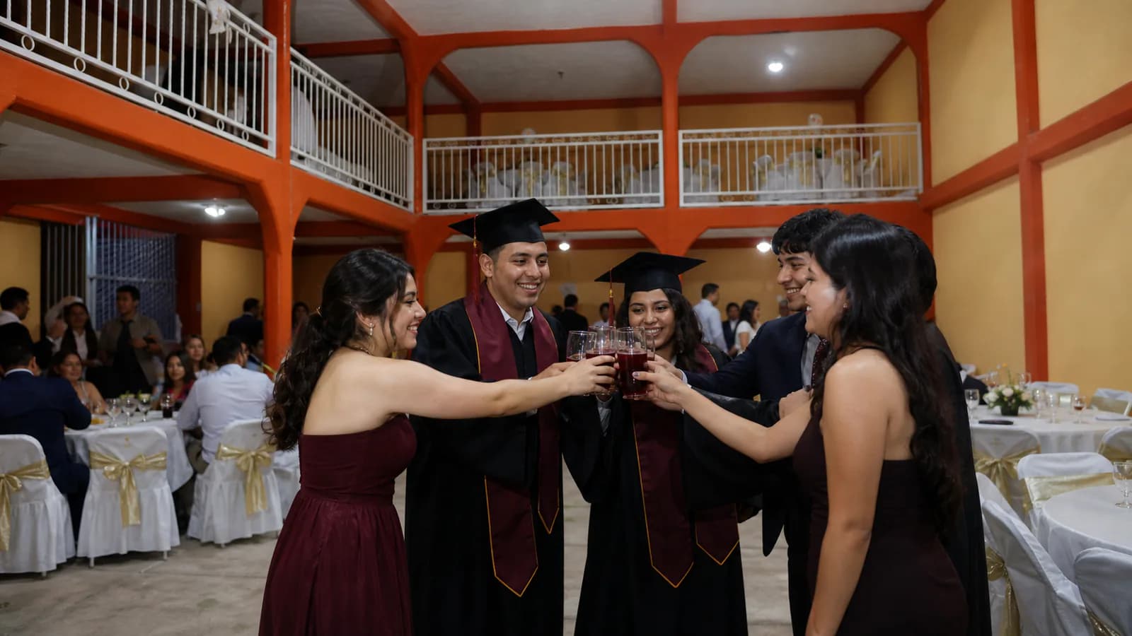 Graduaciones: brindis generación en el Salón Campeche