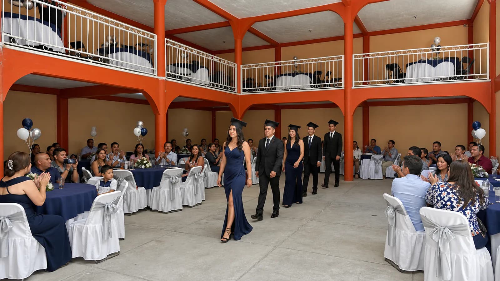 Graduaciones: entrada generación en el Salón Campeche