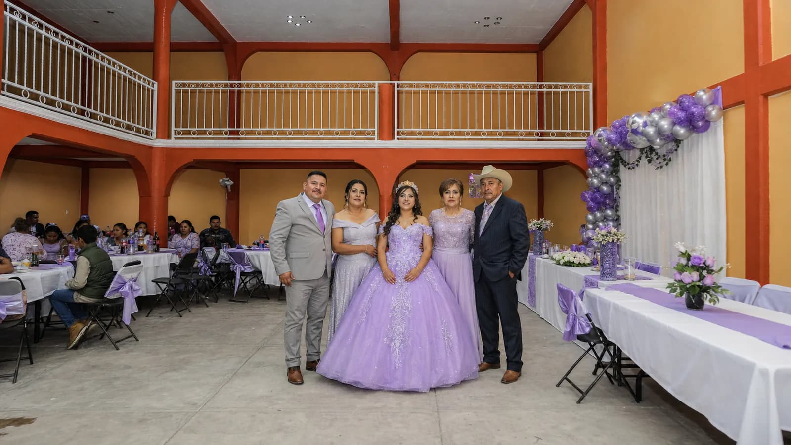 XV años: retrato familiar lavanda en el Salón Campeche